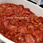 Pieczona fasolka z kiełbasą w sosie pomidorowym