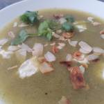 Zupa-krem z brokułów z fetą i prażonymi migdałami