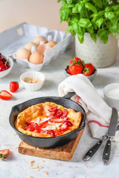 Pieczony naleśnik dutch baby z owocami