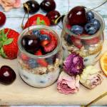 Zdrowe deserki z jogurtu naturalnego, granoli i owoców lata