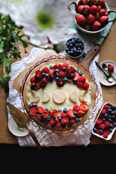 Księżycowa tarta z białą czekoladą, budyniem i owocami