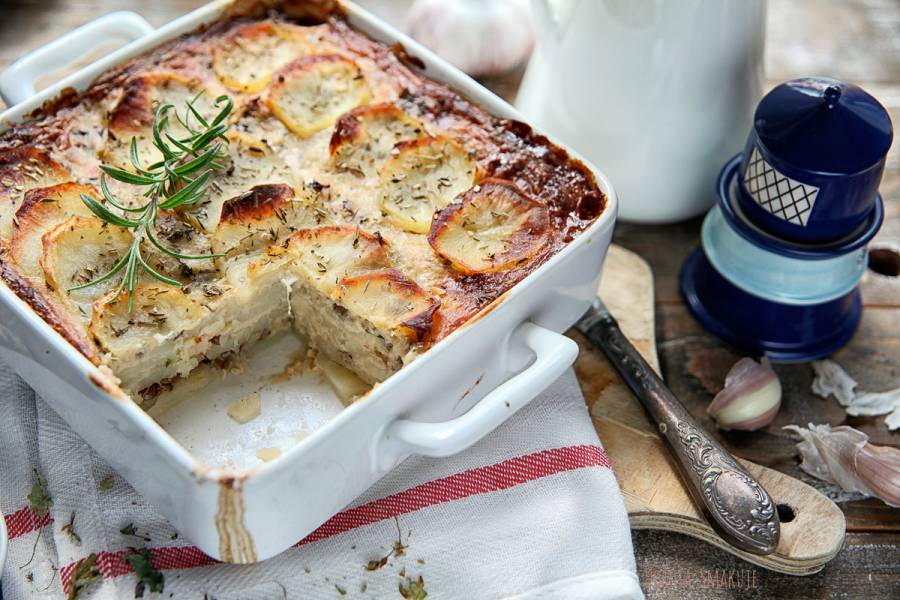 Portugalska zapiekanka ziemniaczana z dorszem