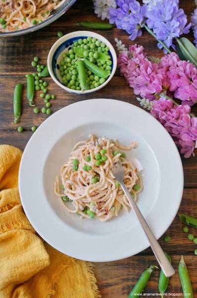 Spaghetti w kremowym sosie z łososiem i groszkiem