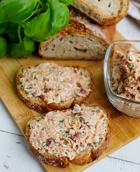 Pasta z tuńczykiem i suszonymi pomidorami