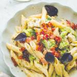 Penne Alfredo z kurczakiem i brokułami – wyśmienity przepis na makaron na obiad