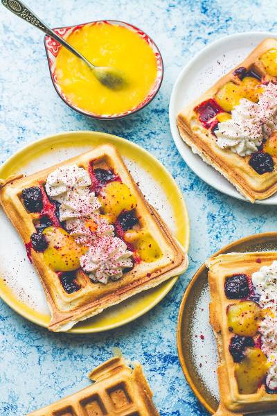 Gofry z jeżynami i mango – domowy przepis, prosty i szybki!