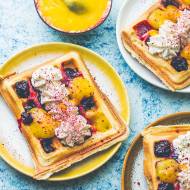 Gofry z jeżynami i mango – domowy przepis, prosty i szybki!