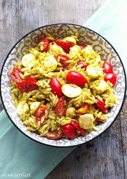 Sałatka z makaronem orzo, mozzarellą i pomidorami