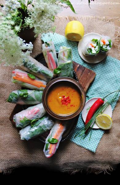 Spring rolls z surimi i orzeźwiajacym sosem mango