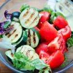 Sałatka z pomidorem i cukinią grillowaną – post dr Dąbrowskiej