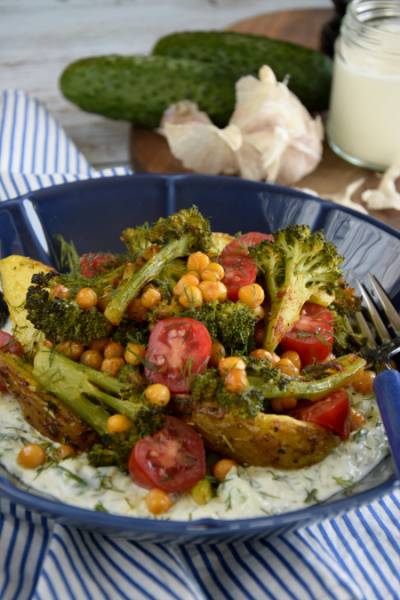 Tzatziki bowl z pieczonymi warzywami i ciecierzycą