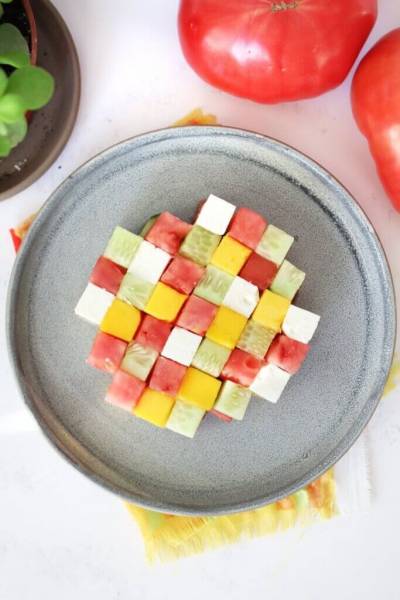 Sałatka Tetris – sałatka z serem feta i mango