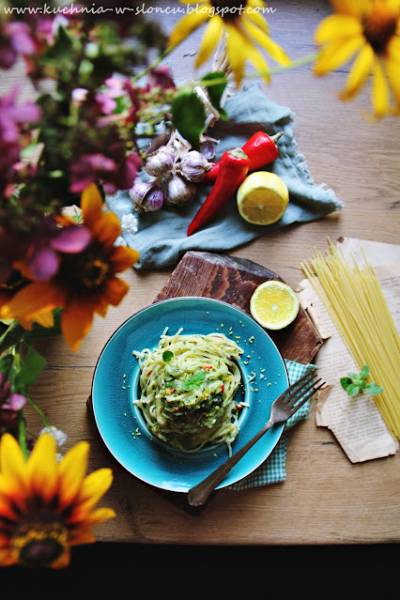 Szybkie spaghetti z cukinią, miętą i chili na ostatnie dni lata