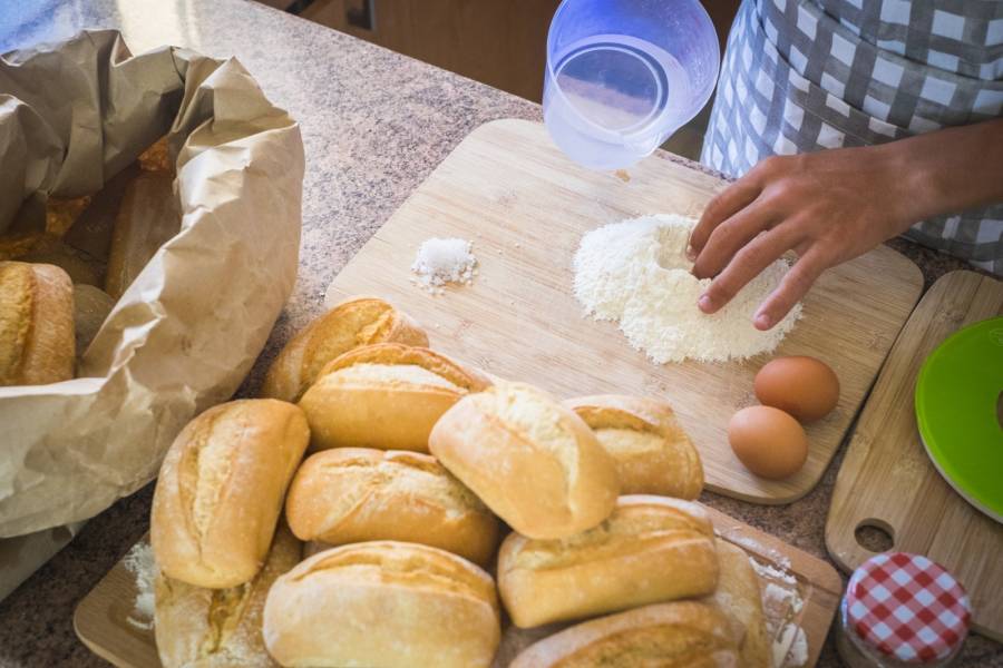 Przepisy na domowe pieczywo: od chleba po bułeczki