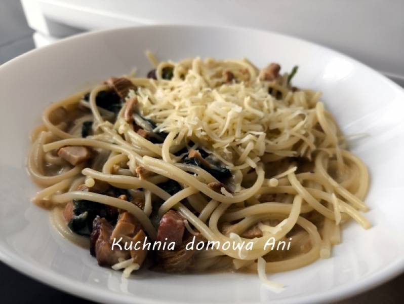 Spaghetti z kurkami, szpinakiem i boczkiem