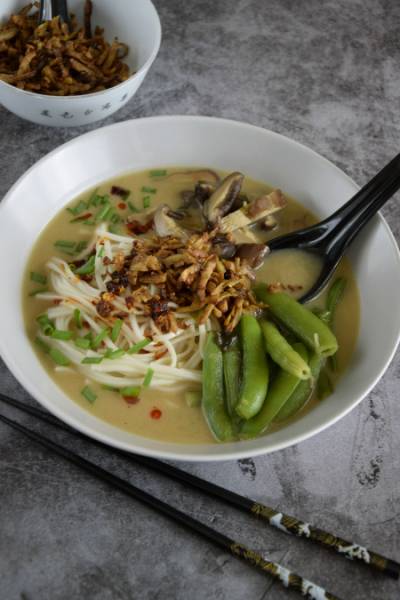 Kokosowe miso ramen z chrupiącym tofu