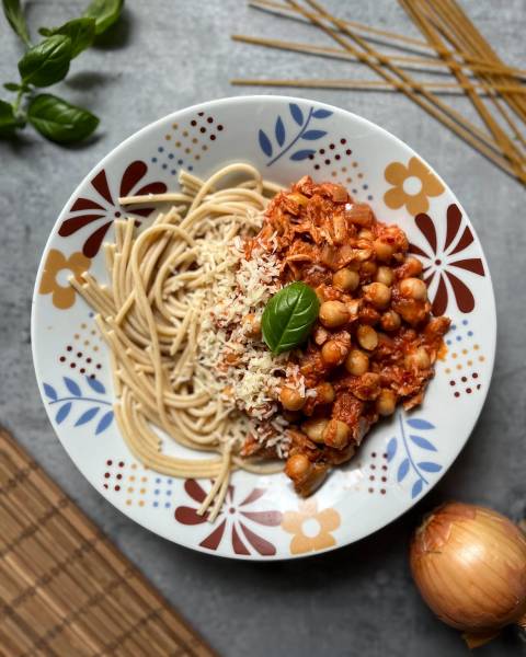 Spaghetti z tuńczykiem i ciecierzycą. Smak zbliżony do popularnego paprykarza.