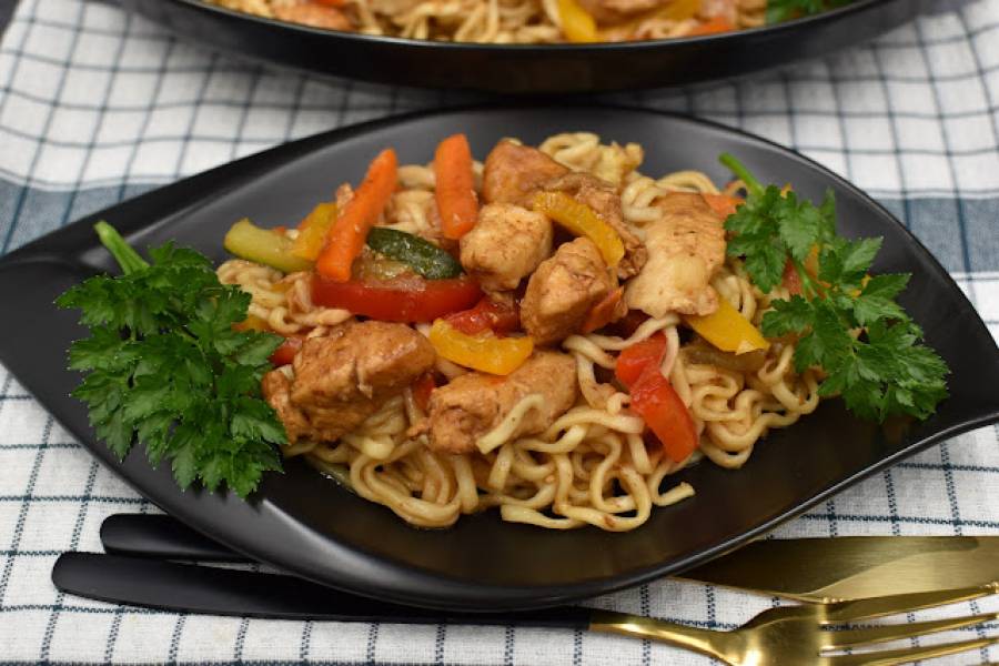 Chow Mein z warzywami i kurczakiem