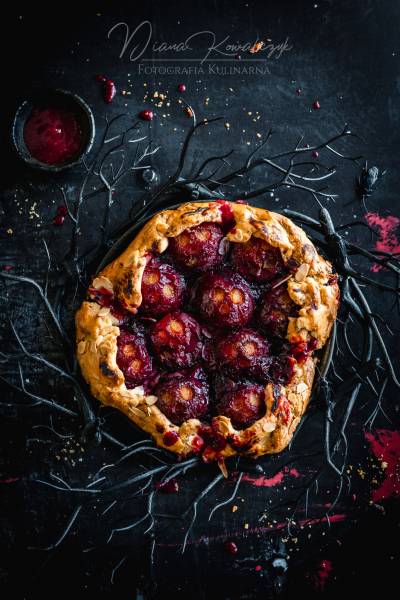 Tarta rustykalna ze śliwkami i musem malinowym na Halloween