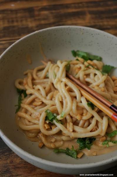 Makaron udon w orzechowym sosie