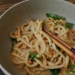 Makaron udon w orzechowym sosie