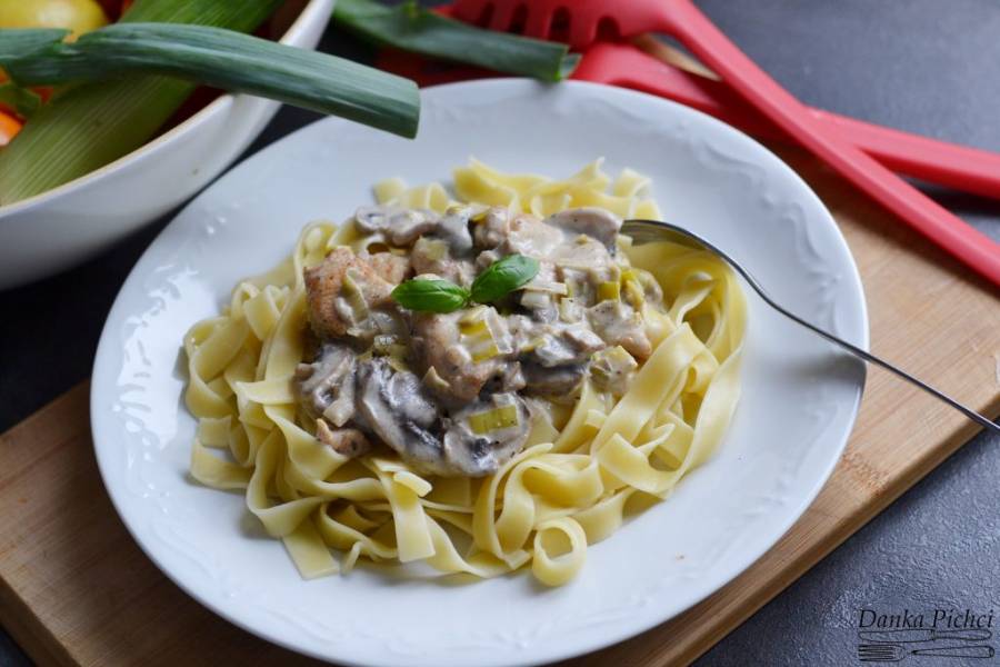 Tagliatelle w sosie pieczarkowo-porowym