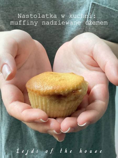 Nastolatka w kuchni: muffiny nadziewane dżemem...