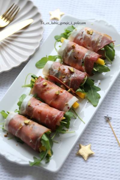 Roladki z szynką parmeńską, awokado i mango.