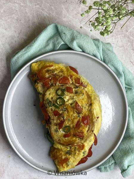 Omlet z chlebem – prosty pomysł na zużycie czerstwego chleba