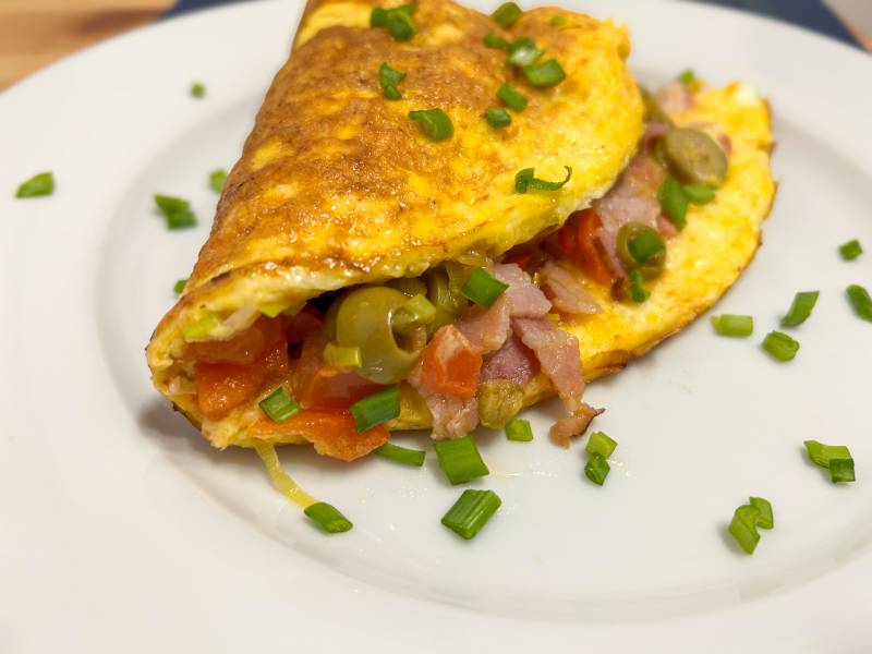 Keto omlet z boczkiem i warzywami