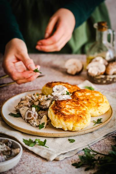 Kotlety ziemniaczane z sosem pieczarkowym