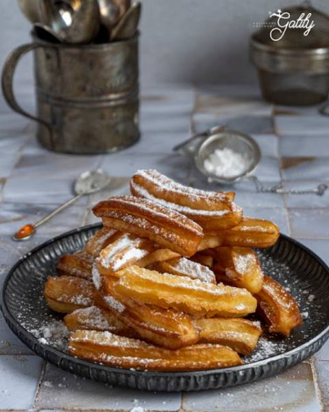 Churros z cukrem pudrem