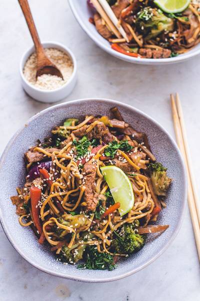 Tajskie noodles stir-fry z wieprzowiną i warzywami – krok po kroku