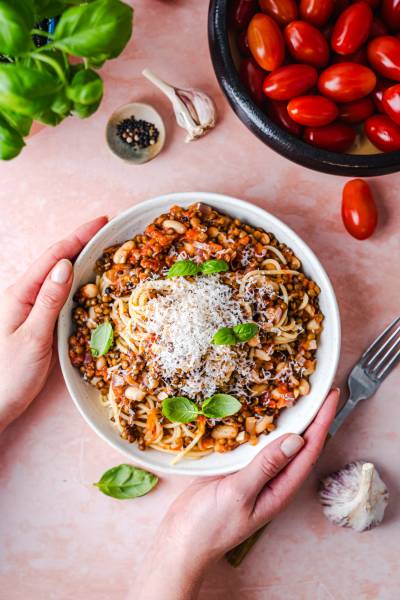 Wegetariańskie spaghetti bolognese z soczewicą