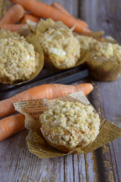 Marchewkowe muffinki z serowym nadzieniem i kruszonką