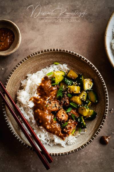 Bowl z łososiem w miso, sosem orzechowym i ogórkiem