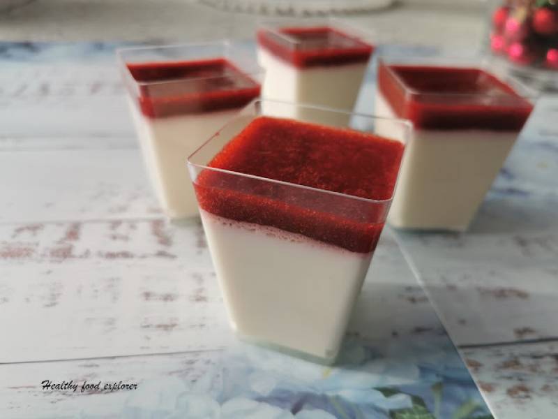 Deserki panna cotta z sosem truskawkowym