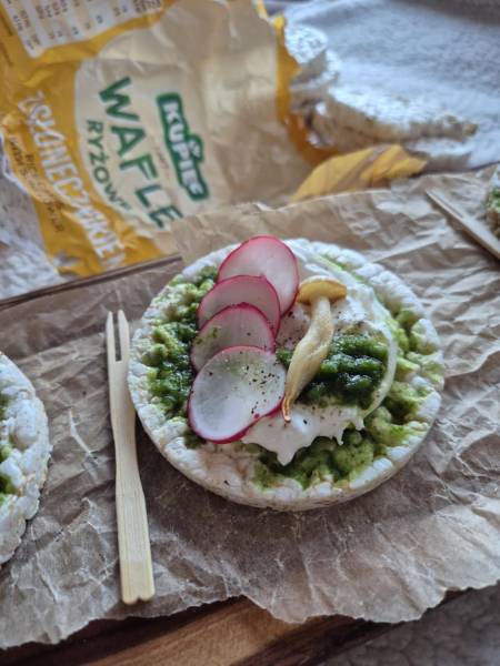 Wafle ryżowe ze słonecznikiem z pesto rzodkiewkowym z burratą, rzodkiewką i grzybkiem shimeji