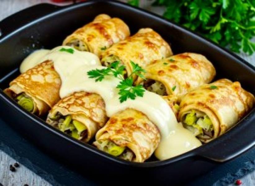 Naleśniki z porem i pieczarkami zapiekane pod beszamelem