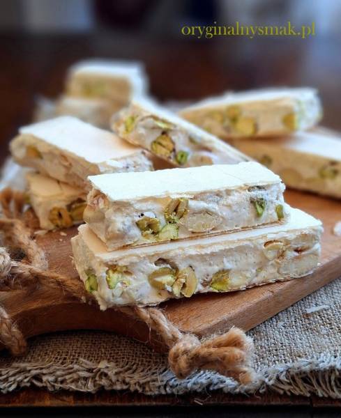 Torrone – nugat z pistacjami i migdałami
