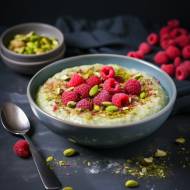 Owsianka pistacjowa z malinami