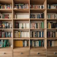 Drewniana biblioteczka: kreatywne pomysły na aranżację i organizację książek