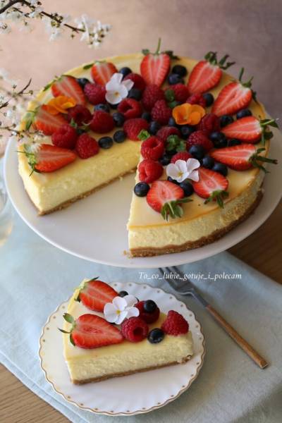 Kremowy sernik z mascarpone, białą czekoladą i lemon curd.