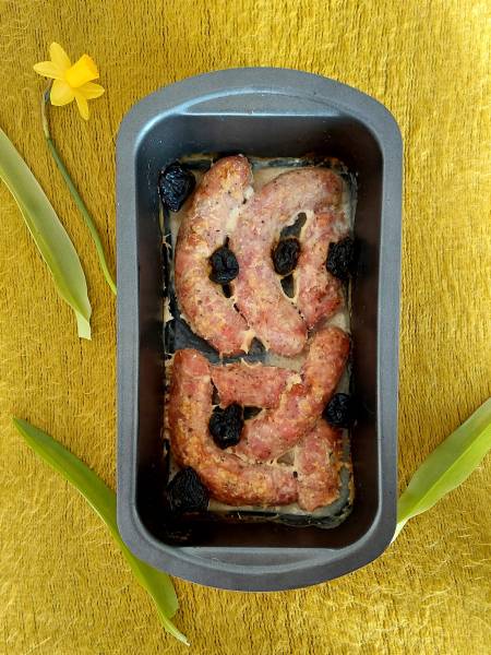 Biała kiełbasa pieczona w sosie chrzanowym