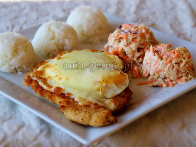 Kotlet schabowy z jajkiem sadzonym i serem