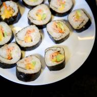Sushi z awokado i łososiem