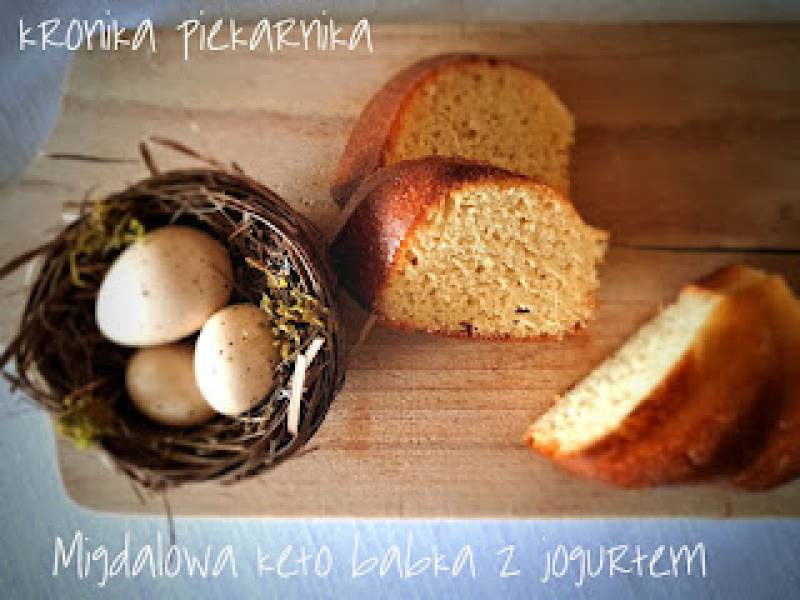 Migdałowa keto babka z jogurtem