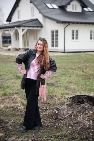 Stylizacja ze skórzaną kurtką i bluzką w paski