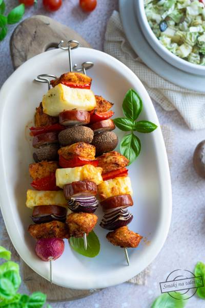 Szaszłyki z indykiem, kiełbasą i halloumi