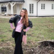 Stylizacja ze skórzaną kurtką i bluzką w paski